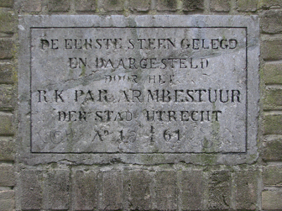 819049 Afbeelding van een gevelsteen in de zijgevel van het pand Brouwerstraat 24 te Utrecht, aan de Pelmolenweg.N.B. ...